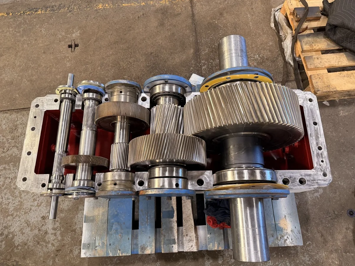 Alternate overview of the installed gear train and bearing locations.